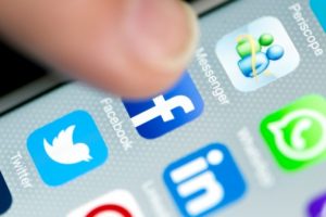 Social media and reputational risk for food and beverage companies