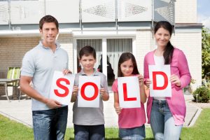 stockfresh_2142927_family-holding-a-sold-sign-outside-their-home_sizeS_62ad93-300x200