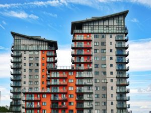 Is the landlord or tenant responsible for buildings insurance?