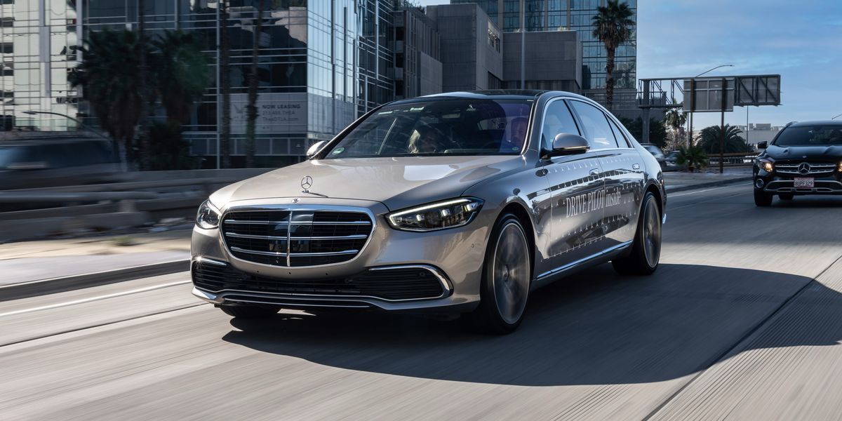 View Photos of the 2022 Mercedes-Benz S-Class Drive Pilot