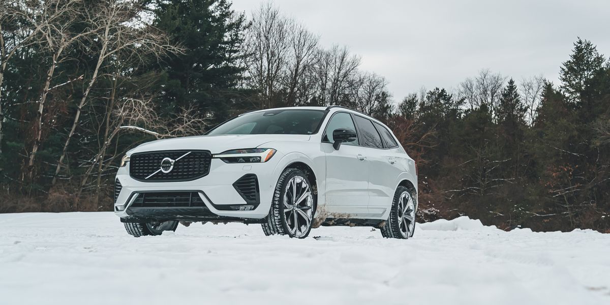 View Photos of the 2022 Volvo XC60 B6 AWD R-Design