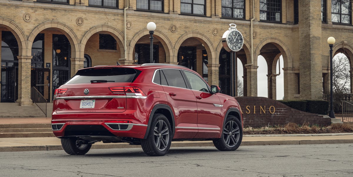 View Photos of the 2022 Volkswagen Atlas Cross Sport 2.0T R-Line