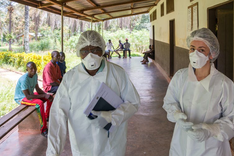 Photo d’Emmanuel Nakoune et Camille Besombes à Zoméa, dans la Lobaye, en RCA, pour une investigation d’épidémie de variole du singe