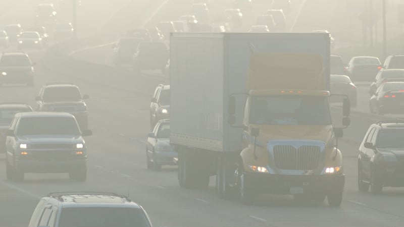 U.S. finalizes tough new emissions rules for big trucks