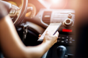 Canadians report uptick in crashes due to distraction – Travelers Canada survey