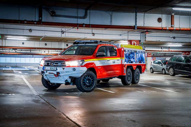 Image for article titled This Six-Wheeled Toyota Hilux Is Designed to Fight EV Fires