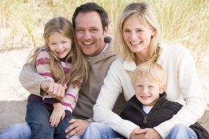 stockfresh_94987_family-sitting-on-beach-smiling_sizeM-300x200