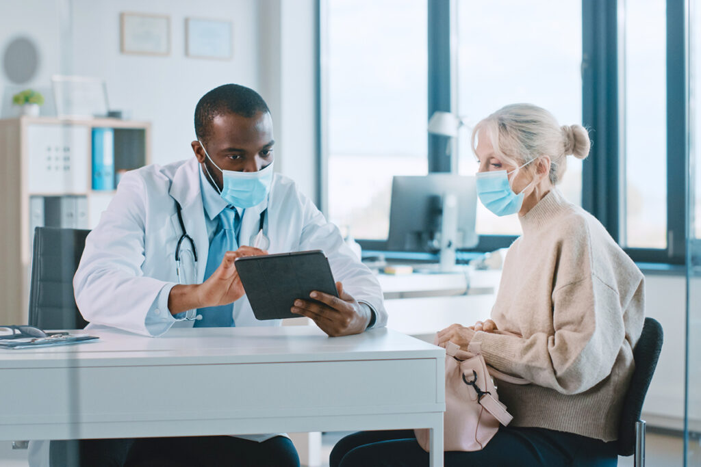 A woman goes over her colon cancer screening options with her physician