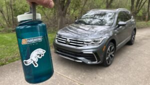 2023 Volkswagen Tiguan Cupholder Mega Test: Will the Nalgene bottle fit?