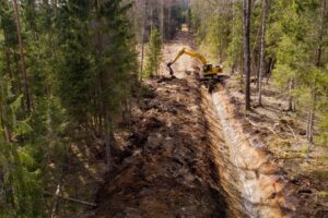 Reconstruction of a drainage ditch in the middle of a forest.