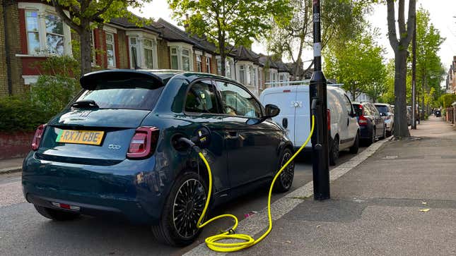 A photo of a Fiat 500 charging at a station. 