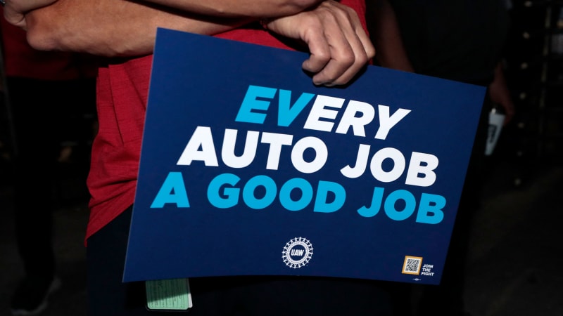 Biden urges automakers, UAW to make 'a fair agreement'