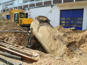 Removing an old fuel storage tank from a contaminated building site