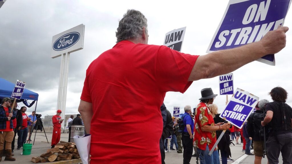 UAW Expands Strike, Sending 25,000 To The Picket Line