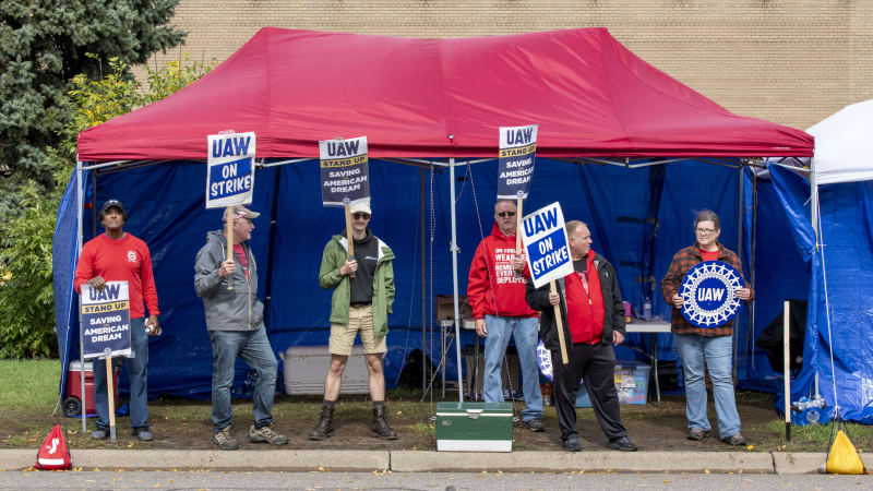 Intense negotiations between UAW and Stellantis, GM stretch into Friday evening