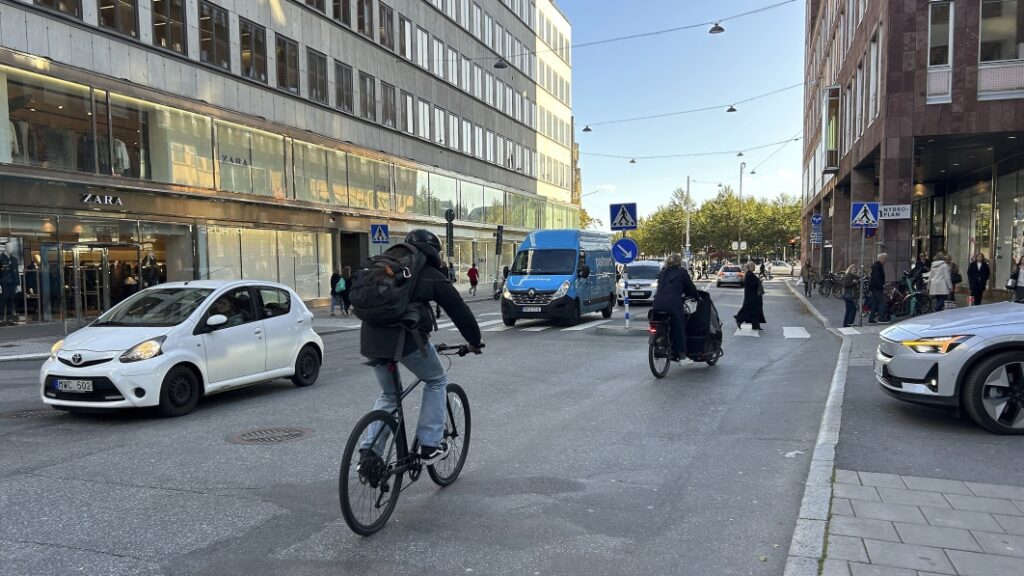 Stockholm to ban gasoline and diesel cars from downtown commercial area in 2025