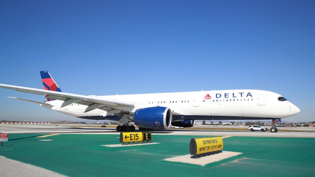 Maggots Falling Onto Passengers Causes Delta Flight From Hell To Turn Back