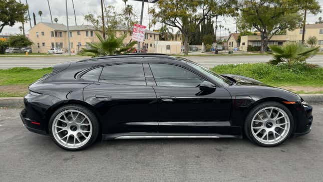 Side view of a black Porsche Taycan Cross Turismo