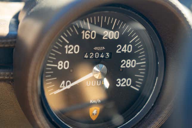 Side badge detail of a brown Lamborghini Miura P400 S