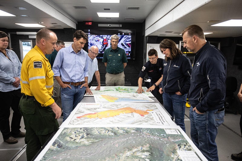 From left, Wildfire Incident Commander Landon Shepherd, Prime Minister Justin Trudeau, Mayor of Jasper, Richard Ireland, Alberta Premier Dannielle Smith and Public Safety and Emergency Services Minister Mike Ellis look over a map of Jasper while visiting the wildfire command centre in Hinton, Alberta on Monday August 5, 2024. THE CANADIAN PRESS/Jason Franson.