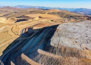 Open pit mine leaching pad