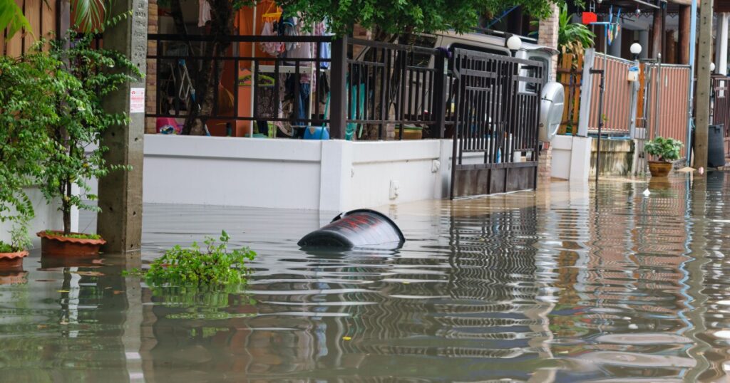 Lenders call on flood insurance renewal as budget talks move