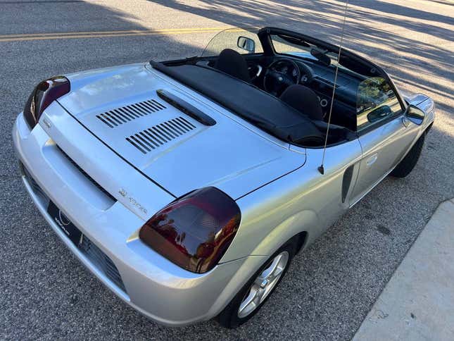 Image for article titled At $11,495, Will You Be Caught In The Web Of This 2000 Toyota MR2 Spyder?