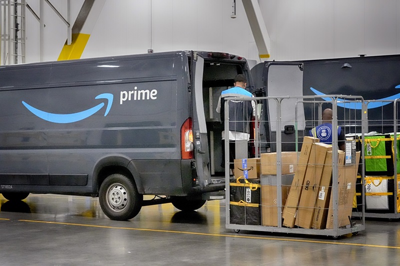 An Amazon employee loads packages on to a trucks for distribution to customers for Amazon's annual Prime Day event at an Amazon's DAX7 delivery station, in South Gate, Calif., Tuesday, July 16, 2024. THE CANADIAN PRESS/AP-Richard Vogel